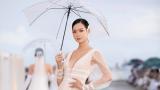 Thí sinh Miss World Việt Nam diễn thời trang dưới mưa