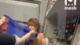 Nữ hành khách khỏa thân tấn công tiếp viên trên máy bay