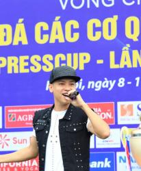 Ca sĩ Duy Khoa “cháy hết mình” tại khai mạc VCK Press Cup 2023
