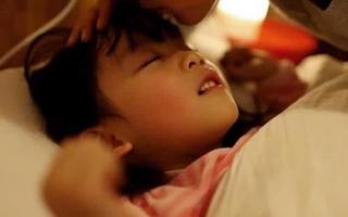 Trẻ em thường đạp chăn khi ngủ, không phải tất cả vì nóng. Cha mẹ cần biết 3 lý do này!