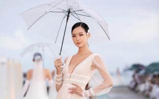 Thí sinh Miss World Việt Nam diễn thời trang dưới mưa