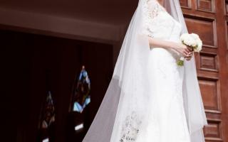 Dàn Hậu Việt diện toàn thiết kế váy cưới kín đáo mà vẫn ghi điểm sang trọng