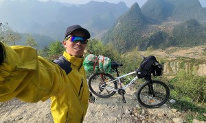 Chàng trai đạp xe xuyên Việt kết hợp chạy bộ