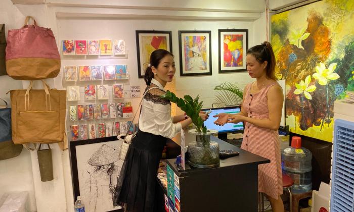 Lệ Quyên phản ứng ngược đời khi fan sử dụng hình ảnh không xin phép làm hàng lưu niệm 