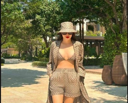 Mỹ nhân Việt mặc đồ ngủ ra đường và màn bóc giá gây...