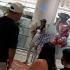 Cô gái gây sốt khi cầu hôn người yêu ở sân bay Singapore