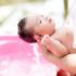 Phụ huynh cần chú ý gì khi tắm cho bé sơ sinh